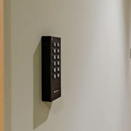 Lovely Fully Equipped Near Subway N11 - Shared Bathroom With Another