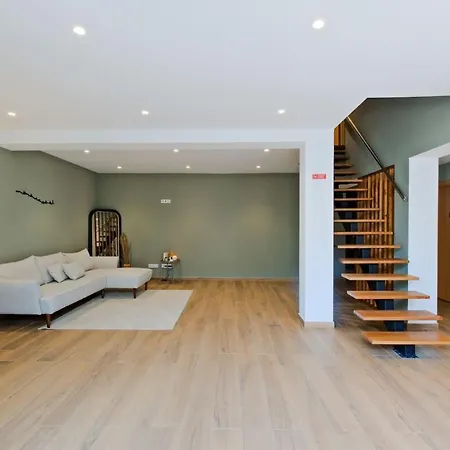 Lovely Fully Equipped Near Subway N11 - Shared Bathroom With Another * リスボン