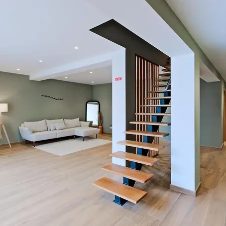 Lovely Fully Equipped Near Subway N11 - Shared Bathroom With Another Апартаменти