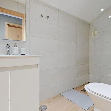 Lovely Fully Equipped Near Subway N11 - Shared Bathroom With Another * Лісабон