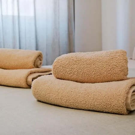 Lovely Fully Equipped Near Subway N11 - Shared Bathroom With Another