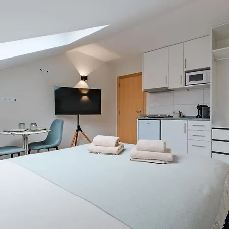 Apartment Lovely Fully Equipped Near Subway N11 - Shared Bathroom With Another *